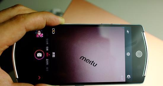 默认情况下，ubuntu会将自动安装的软件快捷方式保存在/usr/share/applications目录下，假如大家要创建桌面快捷方式，只需要右键-复制-桌面 就Ok，如图： 上面的方法是通过系统自动安装软件后实现的，有时候我们自己会从网上下载一些软件手动安装，那么，又该怎样创建软件的桌面快捷方式呢？这里以Eclipse 为例，首先到官网下载Eclipse软件包，直接解压在某个目录下，双击其中的eclipse文件，就可以启动eclipse了，不过假如每次要打开eclipse，都要从安装目录启动，是不是有些麻烦？依照下面的操作，来创建一个桌面快捷方式吧。复制代码代码如下: 2、将文件名修改为eclipse.desktop 3、给文件添加可执行权限 4、将该文件复制到桌面 注：在ubuntu11.04之前的版本中，似乎有更简单的方法来创建桌面快捷方式：右键点击桌面-创建启动器，